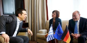Ο Αλέξης Τσίπρας με τους Gregor Gysi και Katja Kipping του Die Linke. AP Photo/Hannibal Hanschke