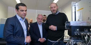 Ο Αλέξης Τσίπρας κατά την επισκεψή του στον «Δημόκριτο» -Φωτογραφία: ΓτΠ ANDREA BONETTI