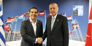 O Αλέξης Τσίπρας και ο Ταγίπ Ερντογάν στη σύνοδο του ΝΑΤΟ τον περασμένο Ιούλιο (Φωτογραφία: Presidency Press Service via AP