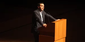 Ο Τσίπρας παραδέχθηκε τον μεταπολιτευτικό Καραμανλή