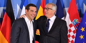Ο Ζαν Κλόντ Γιούνκερ υποδέχεται στη Σύνοδο τον Αλ. Τσίπρα-Φωτογραφία: EPA/YVES HERMAN / POOL