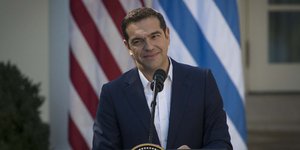 Η αμήχανη στιγμή του Τσίπρα που κάνει τον γύρο των ΜΜΕ