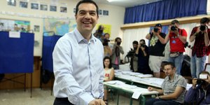 Ο Αλέξης Τσίπρας αυτοσαρκάζεται μπροστά στην κάλπη: «Σαλιώνουμε; Δεν σαλιώνουμε!