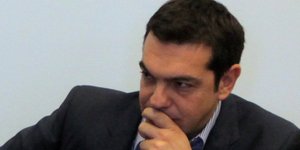 Ο Ιερώνυμος με πρωτοβουλία του χοροστάτησε στην κηδεία του πατέρα του Τσίπρα