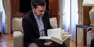 Ο Τσίπρας παρέλαβε τον Φάκελο της Κύπρου/Φωτογραφία: Eurokinissi