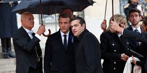 O oικοδεσπότης Γάλλος πρόεδρος Μακρόν και ο Έλληνας πρωθυπουργός στο Ελιζέ (Φωτογραφία: AP/Christophe Ena)