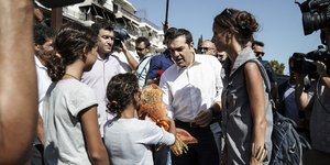 «Αγνωστοι σε εμάς έδωσαν λουλούδια στον Τσίπρα» λέει πυρόπληκτη από το Μάτι -Φωτογραφία: Menelaos Myrillas / SOOC