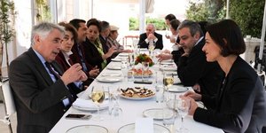 Ο Αλέξης Τσίπρας γευματίζει με τους υποψήφιους ευρωβουλευτές του ΣΥΡΙΖΑ