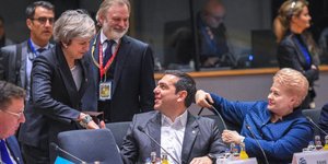 Ο Αλέξης Τσίπρας χαιρετά καθιστός την όρθια Τερέζα Μέι -Φωτογραφία: © European Union