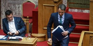 Ο Αλέξης Τσίπρας με τον Κυριάκο Μητσοτάκη/ Φωτογραφία: EUROKINISSI- ΓΙΩΡΓΟΣ ΚΟΝΤΑΡΙΝΗΣ