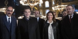 Ο Αλέξης Τσίπρας και η Περιστέρα Μπαζιάνα στην Αγιά Σοφιά / Φωτογραφία: EPA/TOLGA BOZOGLU