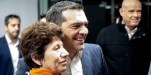 Ο Αλέξης Τσίπρας και η καθαρίστρια -Δεξιά ο Τζόνι Καλημέρης -Φωτογραφία: Κώστας Στάμου/ethnos.gr