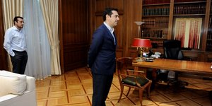 Ο Αλέξης Τσίπρας με τον Νίκο Παππά στο Μαξίμου/ Φωτογραφία: EUROKINISSI- ΤΑΤΙΑΝΑ ΜΠΟΛΑΡΗ