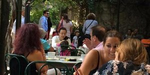 Ο τρυφερός περίπατος του Αλέξη Τσίπρα με τη σύντροφό του και το καφεδάκι στον Εθ