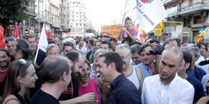 Γιατί ο Αλέξης Τσίπρας δεν πήγε στις πορείες για την Εργατική Πρωτομαγιά