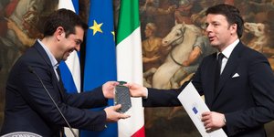 Τον Φεβρουάριου του 2015 ο Ματέο Ρέντσι είχε κάνει δώρο μία γραβάτα στον Αλέξη Τσίπρα