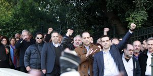 Τσίπρας και βουλευτές αποχώρησαν από τη Βουλή και ενώθηκαν με τους διαδηλωτές στ