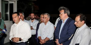 Μετά τη σύσκεψη στην Πυροσβεστική στο Χαλάνδρι το βράδυ των φονικών πυρκαγιών/Φωτογραφία: Eurokinissi