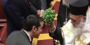 Γιατί ενδιαφέρει τη ΝΔ αν ο Τσίπρας είναι άθεος