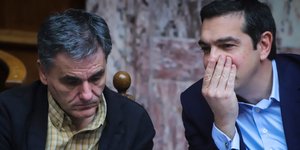 Ο Αλέξης Τσίπρας και ο υπ. Οικ. Ευκλείδης Τσακαλώτος (Φωτογραφία: EUROKINISSI/ΓΙΩΡΓΟΣ ΚΟΝΤΑΡΙΝΗΣ)
