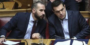 Ο Δημήτρης Τζανακόπουλος και ο Αλέξης Τσίπρας στη Βουλή / Φωτογραφία: Nikos Libertas / SOOC