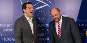 Χαρές και χαμόγελα Τσίπρα με Σουλτς και Φερχόφσταντ αλλά στηρίζει κάθετα τον Γιο