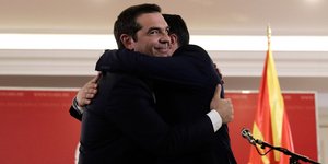 Τσίπρας και Ζάεφ αγκαλιάζονται/Φωτογραφία: SOOC