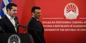 Ο Αλέξης Τσίπρας με τον Ζόραν Ζάεφ/ Φωτογραφία: EUROKINISSI- ΤΑΤΙΑΝΑ ΜΠΟΛΑΡΗ