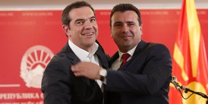 Αλέξης Τσίπρας και Ζόραν Ζάεφ αγκαλιάζονται μετά την κοινή συνέντευξη Τύπου στα Σκόπια -Φωτογραφία: AP Photo/Boris Grdanoski