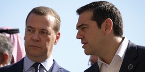 Ο Αλέξης Τσίπρας με τον Ντμίτρι Μεντβέντεφ/ Φωτογραφία: EUROKINISSI/ΓΡ. ΤΥΠΟΥ ΠΡΩΘΥΠΟΥΡΓΟΥ/ANDREA BONETTI
