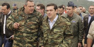 Ο Πάνος Καμμένος με τον Αλέξη Τσίπρα (Φωτογραφία: EUROKINISSI/ ΓΙΩΡΓΟΣ ΚΟΝΤΑΡΙΝΗΣ)