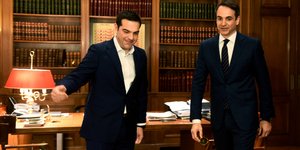 Ο Αλέξης Τσίπρας με τον Κυριάκο Μητσοτάκη (Φωτογραφία: EUROKINISSI/ΤΑΤΙΑΝΑ ΜΠΟΛΑΡΗ)
