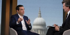 Στιγμιότυπο από τη συνέντευξη Τσίπρα στο Bloomberg (Φωτογραφία: EUROKINISSI/ΓΡ. ΤΥΠΟΥ ΠΡΩΘΥΠΟΥΡΓΟΥ/ANDREA BONETTI)