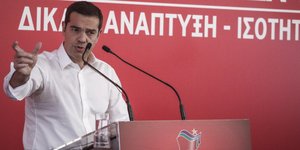 Ο Αλέξης Τσίπρας στο βήμα της Κεντρικής Επιτροπής του ΣΥΡΙΖΑ (Φωτογραφία: EUROKINISSI/ ΓΙΩΡΓΟΣ ΚΟΝΤΑΡΙΝΗΣ)