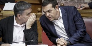 Ο κ. Τσίπρας με τον κ. Τσακαλώτο/ Φωτογραφία: EUROKINISSI- ΓΙΩΡΓΟΣ ΚΟΝΤΑΡΙΝΗΣ