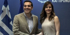 Ο Αλέξης Τσίπρας με την Εφη Αχτσιόγλου (Φωτογραφία: EUROKINISSI/ΤΑΤΙΑΝΑ ΜΠΟΛΑΡΗ)