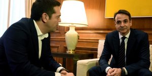Ο κ. Τσίπρας με τον κ. Μητσοτάκη (Φωτογραφία: EUROKINISSI/ΤΑΤΙΑΝΑ ΜΠΟΛΑΡΗ)