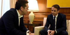 Ο Αλέξης Τσίπρας με τον Κυριάκο Μητσοτάκη (Φωτογραφία: EUROKINISSI/ EUROKINISSI/ΤΑΤΙΑΝΑ ΜΠΟΛΑΡΗ)