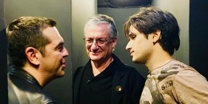 Ο Αλέξης Τσίπρας με τον σκηνοθέτη και τον πρωταγωνιστή της παράστασης