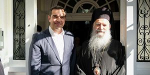Ο Αλέξης Τσίπρας με τον Αρχιεπίσκοπο Θυατείρων και Μεγάλης Βρετανίας Γρηγόριο /Φωτογραφία intime