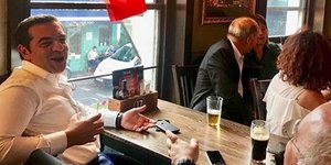 Ο Αλέξης Τσίπρας σε παμπ στο Λονδίνο/ Φωτογραφία: Instagram