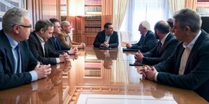 Ο Αλέξης Τσίπρας με μέλη της Ανεξάρτητης Επιτροπής για τη Διαχείριση των Πυρκαγιών