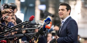  Andrea Bonetti / PM Hand Out / SOOC