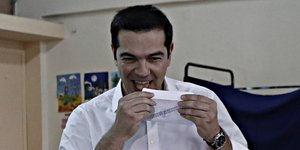 Ο Αλέξης Τσίπρας ψηφίζει στο δημοψήφισμα του Ιουλίου 2015 - Φωτογραφία: Alexandros Michailidis / SOOC