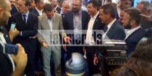 Εντυπωσιασμένος ο πρωθυπουργός από το ρομπότ