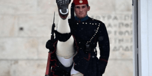 Απίστευτο: O Guardian φωτογραφίζει τα απόκρυφα τσολιά στο Σύνταγμα