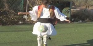 Ο τσολιάς που «μιλάει» στην μπάλα -Ο 19χρονος κάνει κόλπα με φουστανέλα και τσαρ