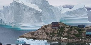 Φοβούνται για τσουνάμι αν σπάσει το παγόβουνο στο χωριό της Γροιλανδίας