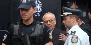 «Κάτω τα χέρια σου