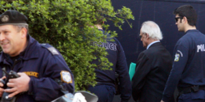 Πολίτες έξω από το Εφετείο φώναζαν στον Τσοχατζόπουλο: «Ξεφτιλα Ακη» [βίντεο]